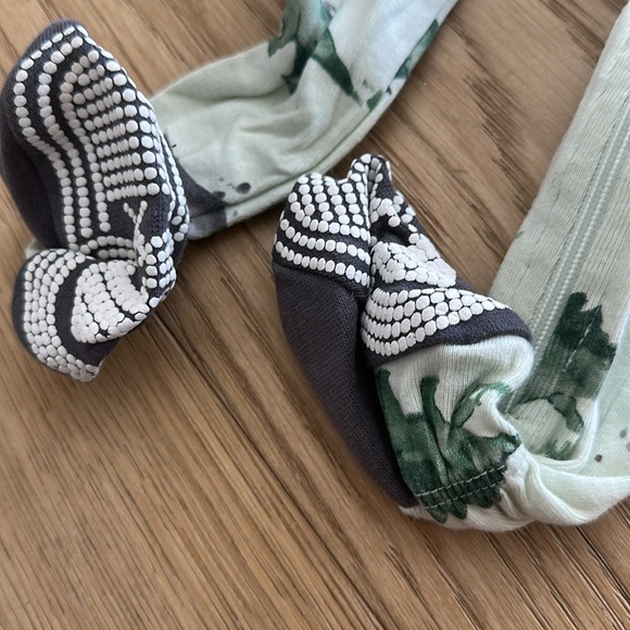 Burt's Bees Baby Pajamas Zip-front Non-slip Footed Sleeper 6/9 Months Dinosaurs - Picture 2 of 4